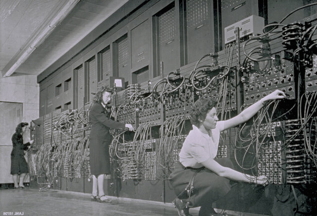 Construcción de la primera computadora electrónica (ENIAC)
