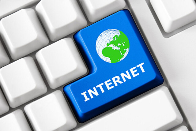 Se utilizó por primera vez la palabra Internet en un documento de especificaciones.