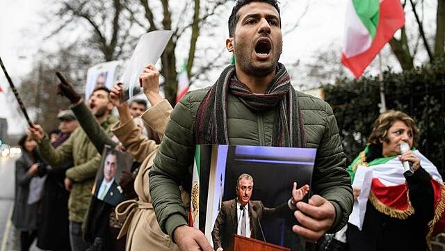 Uno de los primeros antecedentes de las RS como instrumento complementario para acompañar una revolución fue durante las protestas a las elecciones en Irán