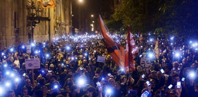 el gobierno de Hungría pretendió establecer un nuevo impuesto por cada gigabyte de tráfico de Internet y la sociedad protestó inmediatamente.