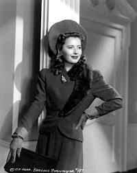 Años 30 y 40: las mujeres empiezan a adaptar los trajes diseñados para hombres a sus cuerpos, usando ropa masculina. Ropa que, a la vez, enfatizara las curvas del cuerpo femenino.