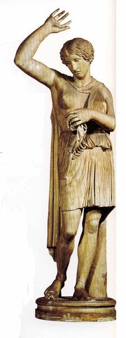 Policleto. Uno de los escultores más importantes de la Antigua Grecia, estableció que para ser perfecto, el cuerpo humano debía medir siete veces la cabeza.