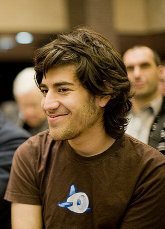Aaron Swartz es descubierto realizando descargas masivas ilegales de la base de datos académica JSTOR en el Instituto Tecnológico de Massachusetts (MIT)