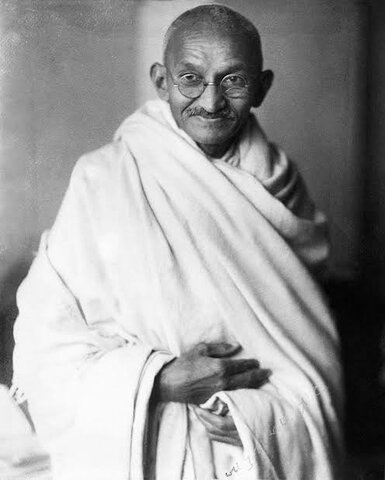 Mahatma Gandhi conduce a protestas en la India