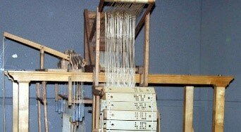 El telar con tarjeta perforadora