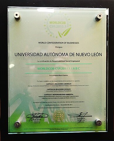 La UANL recibe el certificado de responsabilidad social empresarial que le concedió la Confederación mundial de negocios