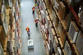 La logística asocia comercializar los costos de inventario por los costos de transporte.