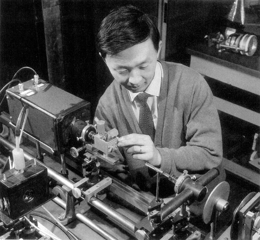 El científico Charles Kao de USA fue el primero  en usar la luz a través de un conductor de fibra de  vidrio para transmitir llamadas telefónicas