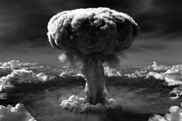Hiroshima, Jepang, dijatuhkan oleh bom atom Amerika pertama.
