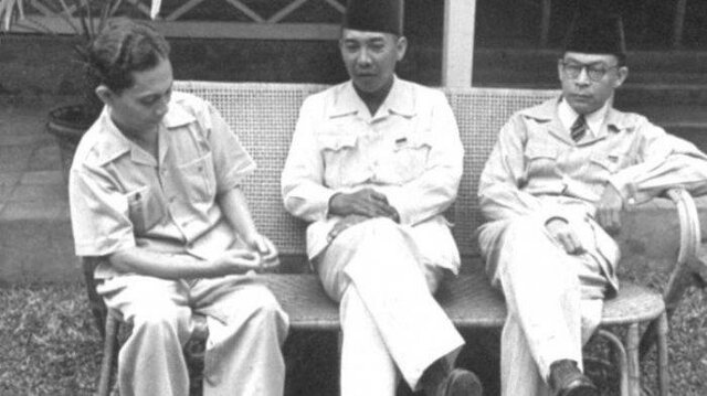 Sukarno, Moh Hatta, dan Rajiman Wedyodiningrat pergi ke Dalat untuk bertemu dengan Marsekal Terauchi, yang bersikeras bahwa Jepang akan mengembalikan kemerdekaan kepada rakyat Indonesia.