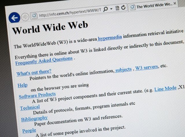 Medios Digitales: Aparición de la primera página web