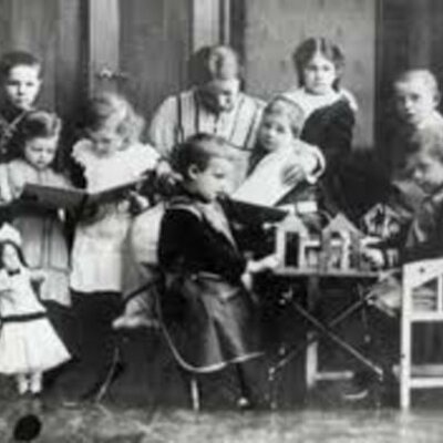 Timeline: Tras los pasos de la infancia y la adolescencia