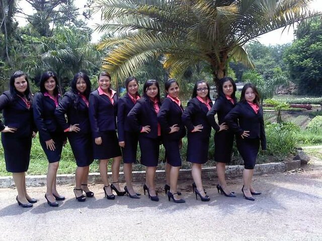 Foto grupal de graduación de la Universidad