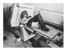 Primer tomógrafo comercial; usaba un haz lineal con un solo detector y un mecanismo de traslación/rotación, la adquisición de una imagen duraba 4.5 minutos, por ello se usaba para partes del cuerpo no móviles como el cráneo