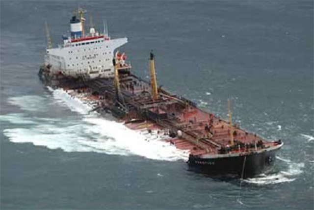 El petrolero Prestige derrama 77.000 tn. de crudo en el mar