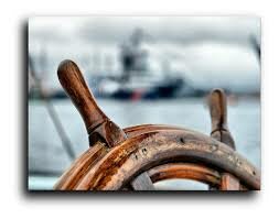 aparece el timón y la brújula