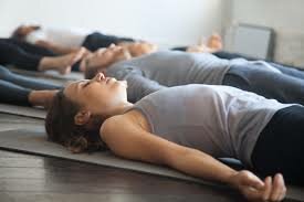 Técnicas de relajación (como ejercicios de respiración, ensoñación  dirigida y relajación muscular progresiva