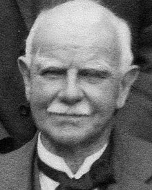 Extracting helium from natural gas