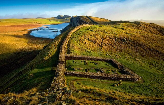 Se lleva a cabo la construcción del llamado Muro de Adriano en Inglaterra.