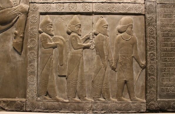 Creación de esculturas mesopotámicas.