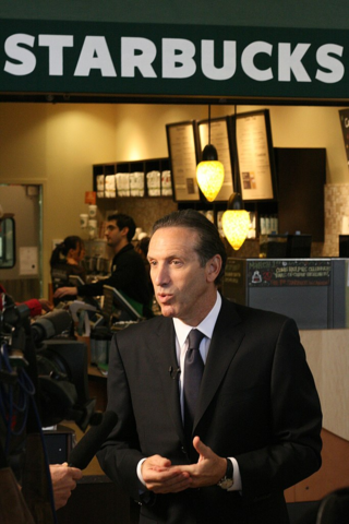 Howard Schultz compra a Starbucks