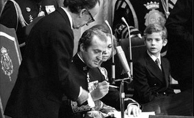 Juan Carlos de Borbón es coronado rey de España.