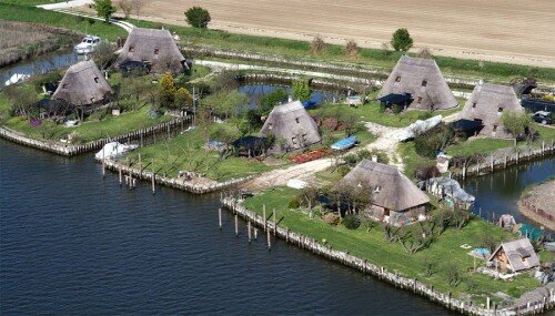 Banqueros franceses, le autorizan a España fundar una colonia, en donde se construyeran casas sobre pilotes, bautizada como Pequeña Venecia o Venezuela.