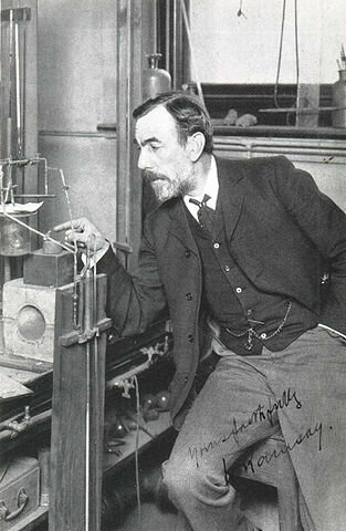 William Ramsay descubre los gases nobles,