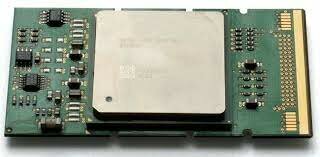 Se lanzan los procesadores Intel Itanium e Intel Xenon, los cuales son ideales para servidores considerados como "verdaderos caballos de batalla"