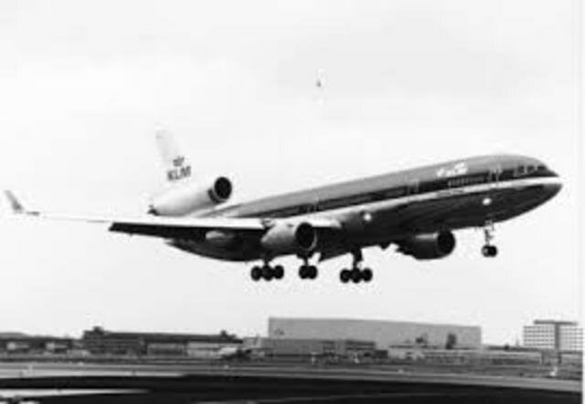 Estados Unidos entra en servicio la primera aerolínea regular del mundo, entre San Peterburgo y Tampa, ambas en el estado de Florida.