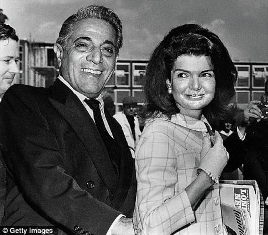 Jackie marries Aristotle Onassis