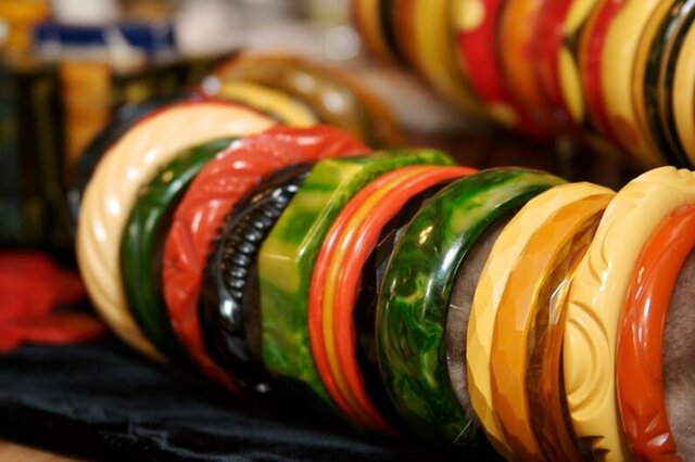 Leo H. Bakeland inventa el plástico "Bakelite", Con el que se fabrican los primeros envases y productos plásticos