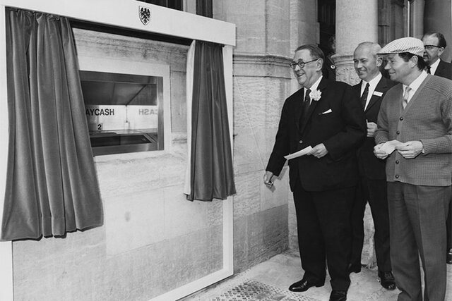 El Banco Barcklays de Inglaterra instala el primer cajero automático