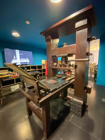 Johann (o Johannes) Gutenberg: crea la imprenta de tipos móviles