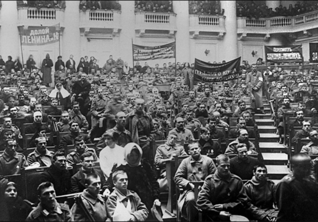 Le soviet de Pétrograd est créé
