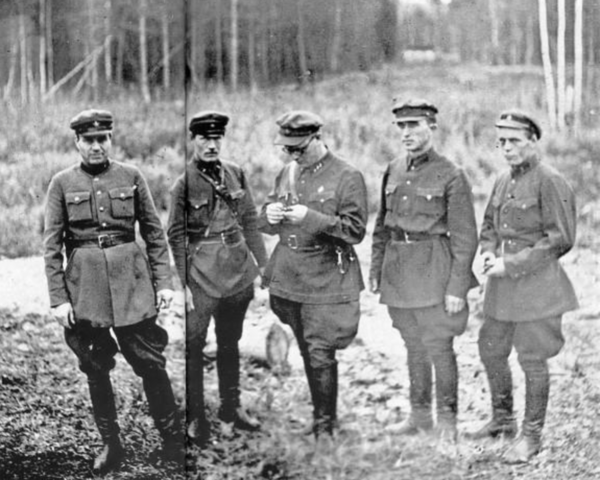 Formation de la Tchéka (police politique)