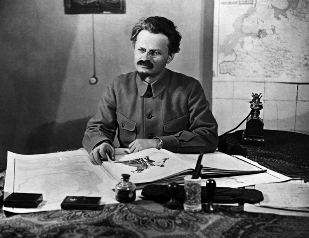 Trotsky est expulsé par Staline