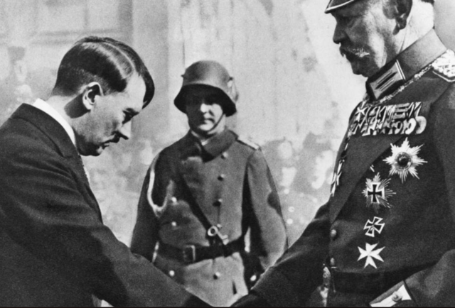 Hitler est élu chancelier avant de mettre en place le IIIe Reich