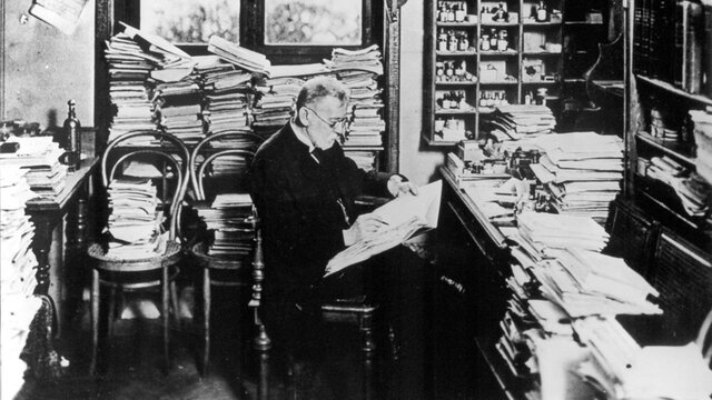 Paul Ehrlich descubre el salvarsán (balas mágicas), primer agente quimioterapéutico contra la sífilis.