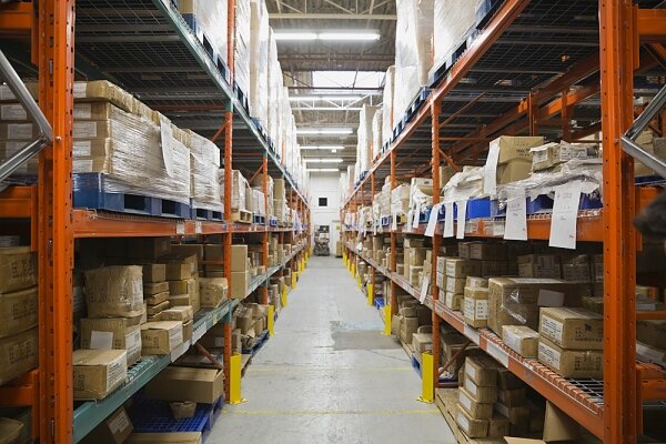 Uso de tecnologías para la administración de inventarios y optimización de espacio en los almacenes.