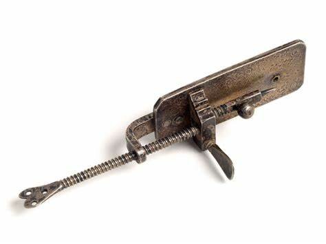 Le microscope de Van Leuuwenhoek est fait de métal et de verre. Il fonctionne grace à une manivelle qu'on tourne avec une lentille qui grossit 300 fois