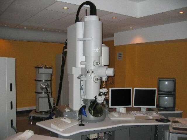 Microscope électronique crée par les ingénieurs allemands Ernst Ruska et Max Knoll. Le fonctionnement de ce microscope produit des électrons qui, en traversant les objets observés donne une image plus fine et plus précise des cellules