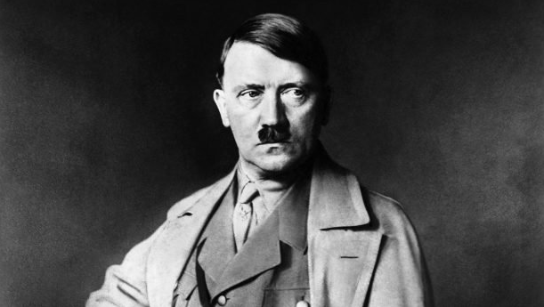 Adolf Hitler se suicida en Berlín.