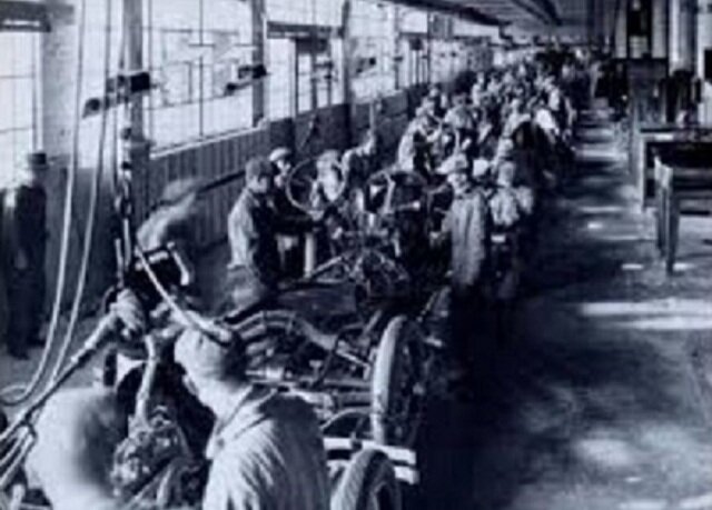 (1848) Inició una legislación sanitaria para la industria.