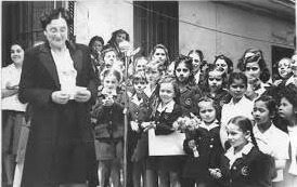 LA SOCIEDAD EMPIEZA A VALORAR LA INFANCIA POCO A POCO SE VA DANDO UN PROCESO DE RECONOCIMIENTO AL NIÑO  SIGLO XX (1950)