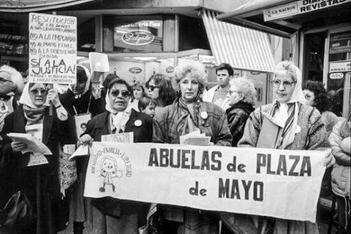 Inicia la Asociación "Abuelas de Plaza de Mayo"