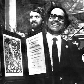 Pérez Esquivel recibe el Nobel de la Paz