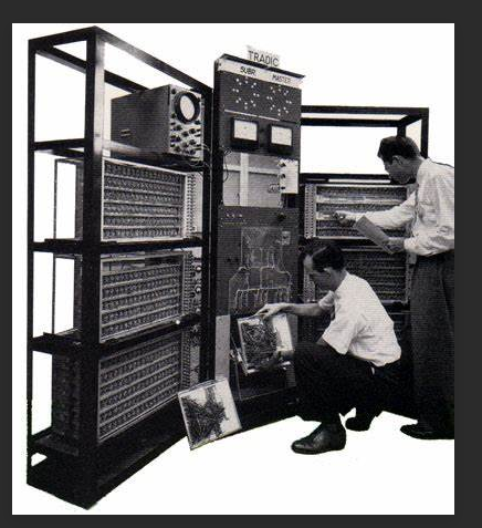 Apparation des premiers ordinateurs a transitors