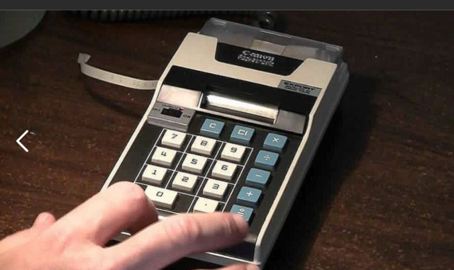 Apparition des premières calculatrices éléctroniques à processeur