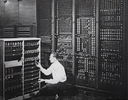 ENIAC comportait environ 19000 tubes a vides